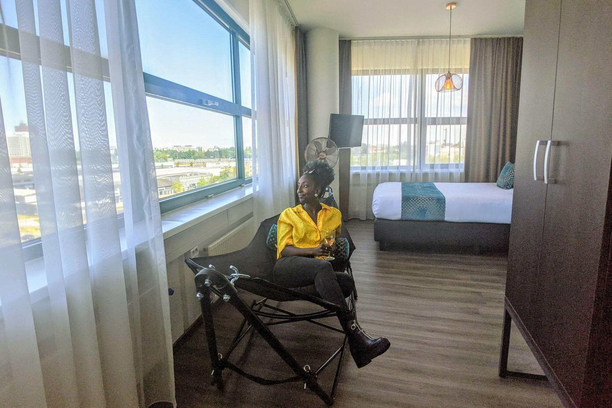 Teleport - Free Parking Hotel