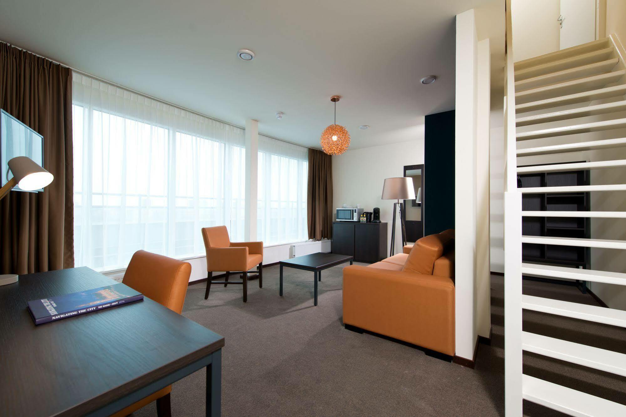 Teleport - Free Parking Hotel