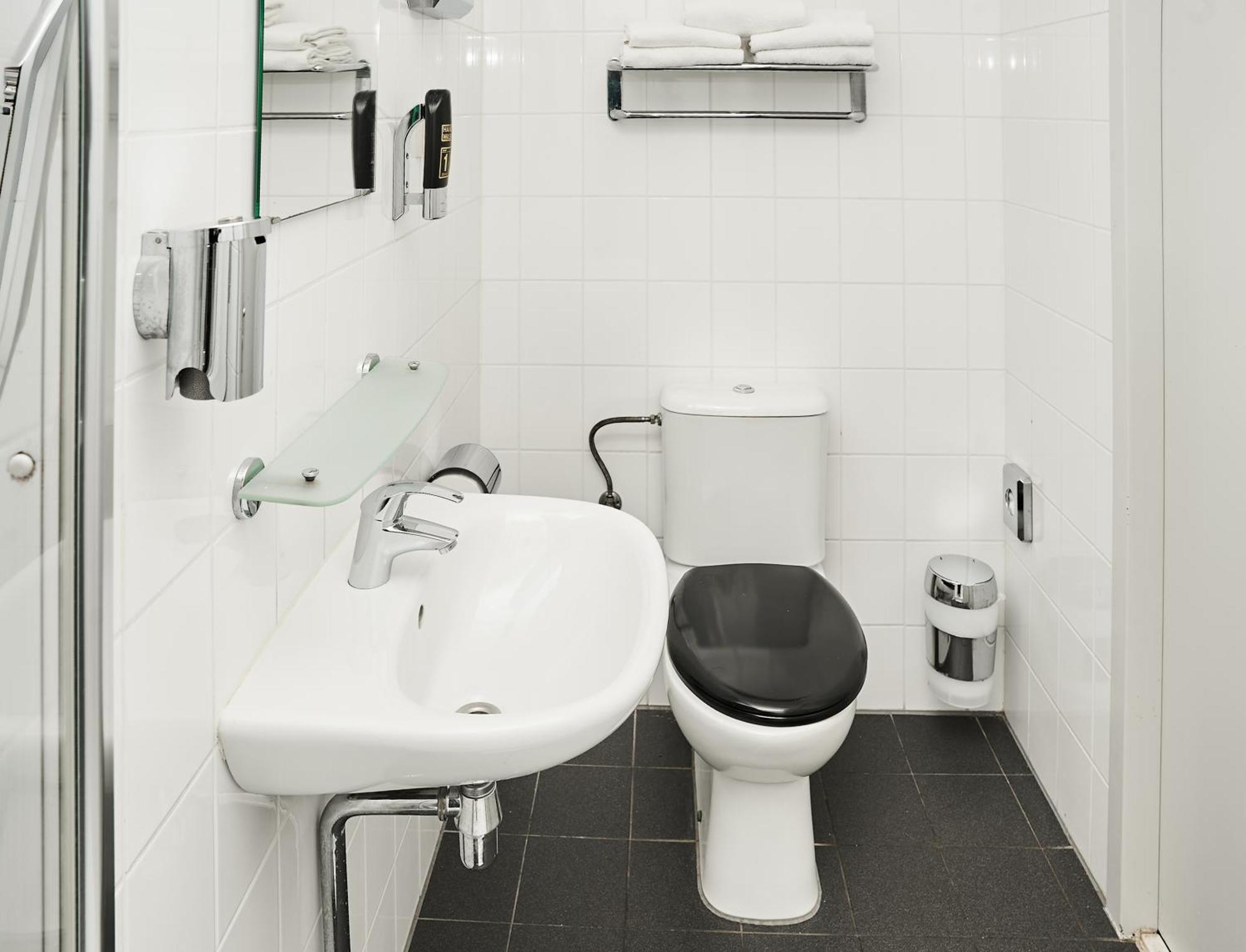 Teleport - Free Parking Hotel